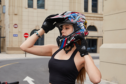 &iquest;Qu&eacute; significa golpear el casco en una motocicleta?