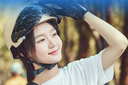 Si possono indossare gli occhiali con un casco da motociclista